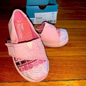 Tom’s Toddler size 6